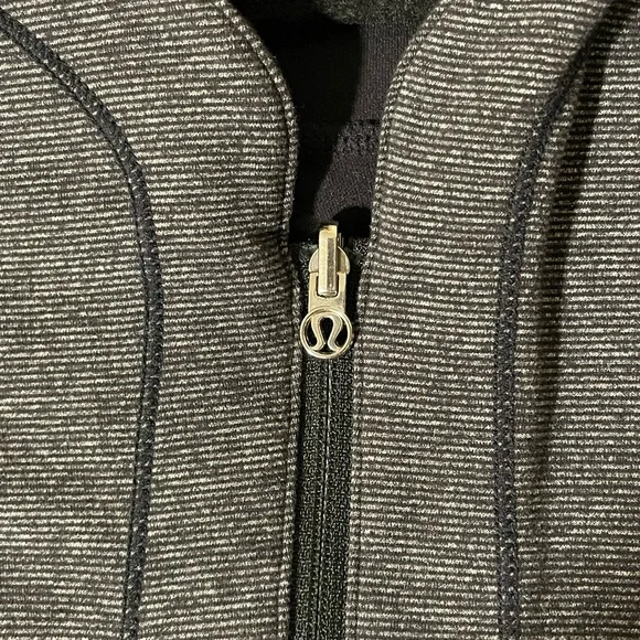 LULULEMON Run Switch Back 1/2 Zip Reversible Pullover grey black/black, size 4 - Picture 6 of 12